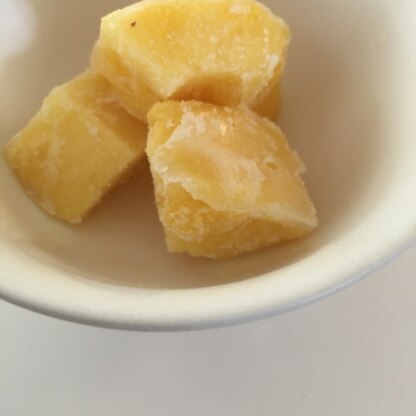 冷凍パイナップル美味しいので、アイス感覚で一個ずつ食べやすいです。
